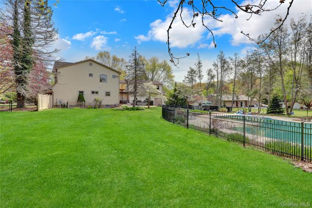 26 Peachtree Lane, Mount Sinai, NY 11766