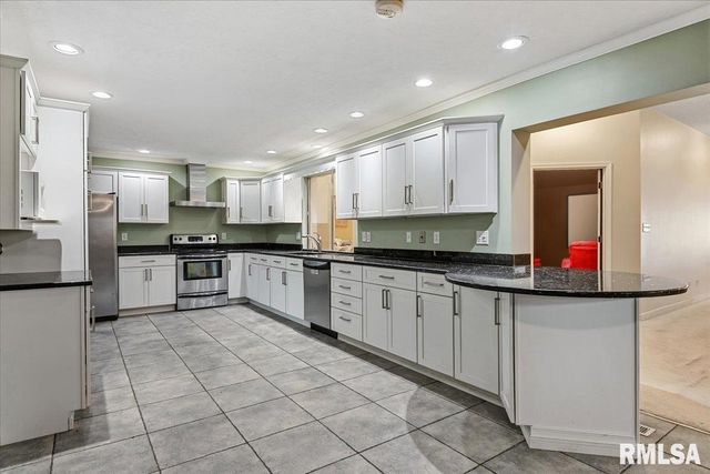 1013 E LAKE SHORE Drive, Springfield, IL 62712