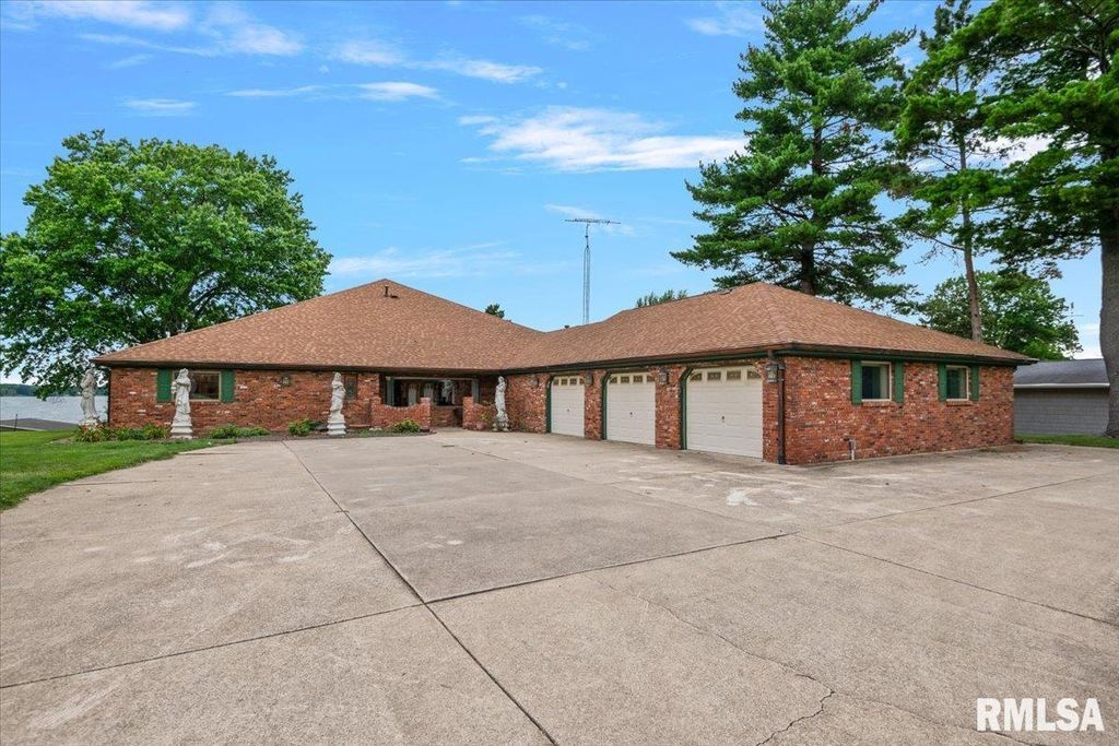 1013 E LAKE SHORE Drive, Springfield, IL 62712