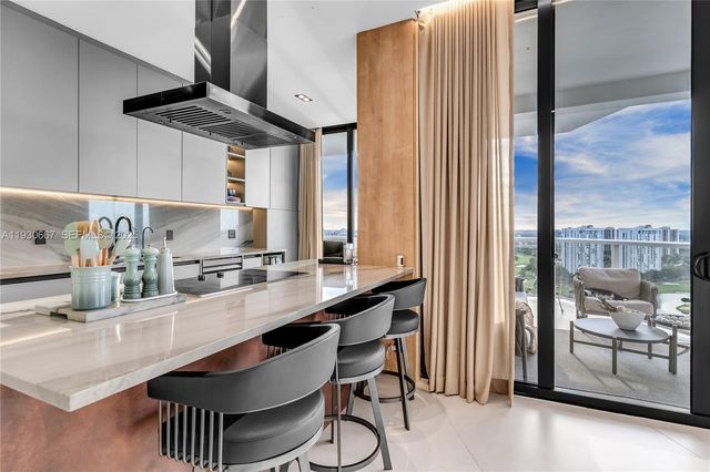 20281 E Country Club Dr TW7, Aventura, FL 33180