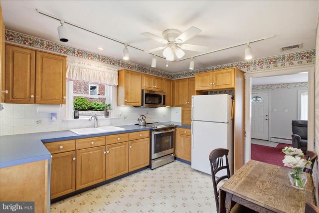 48 HIGHLAND DR, Lancaster, PA 17602