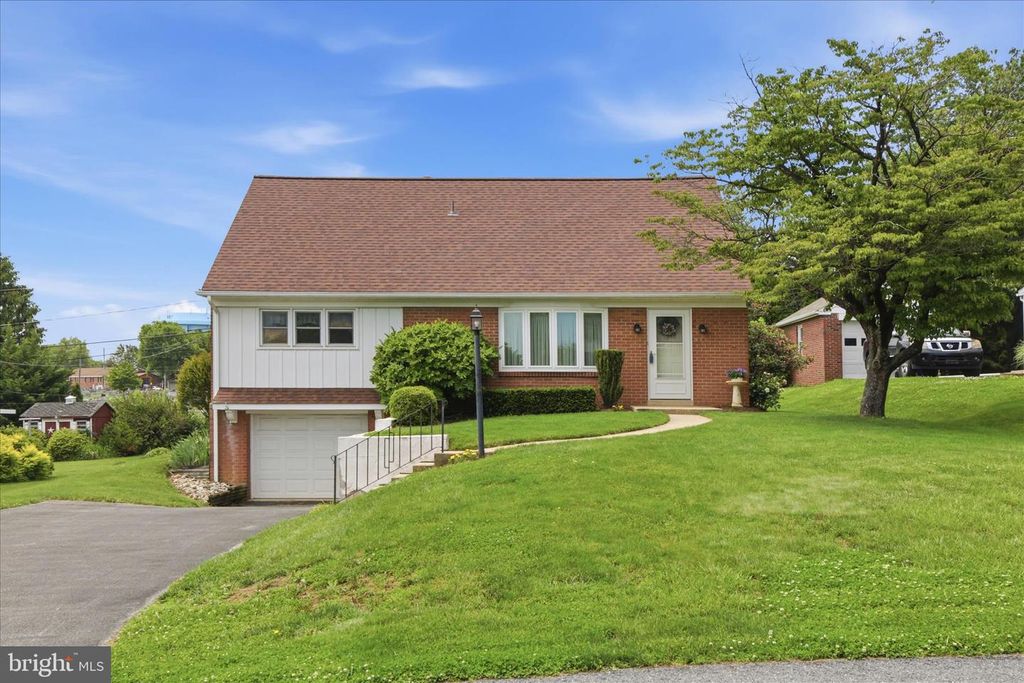 48 HIGHLAND DR, Lancaster, PA 17602