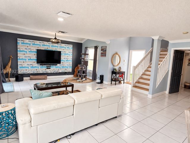 4244 Pine Hollow Cir, Green Acres, FL 33463