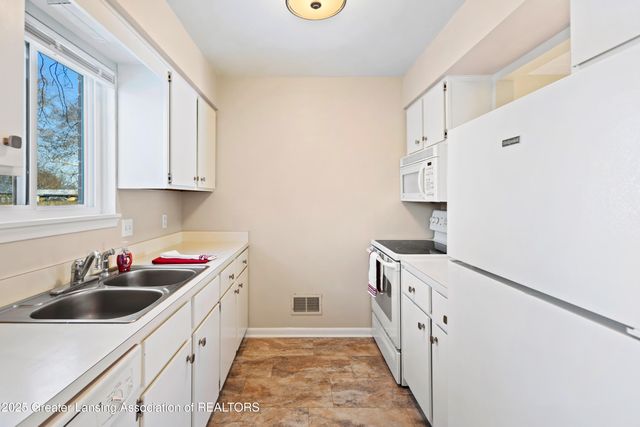 5953 Village Drive, Haslett, MI 48840