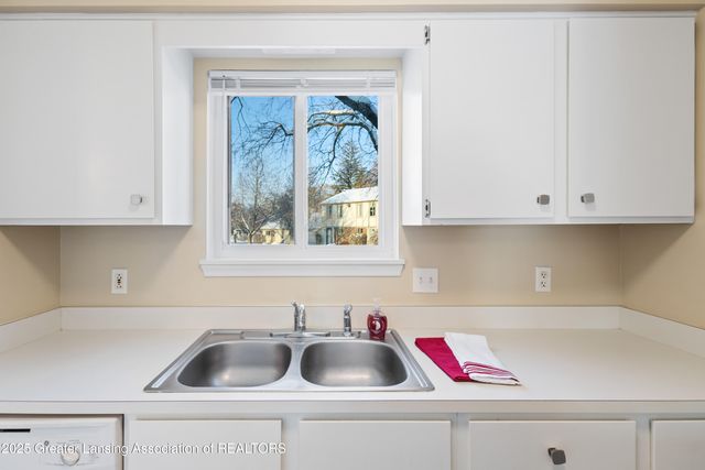 5953 Village Drive, Haslett, MI 48840