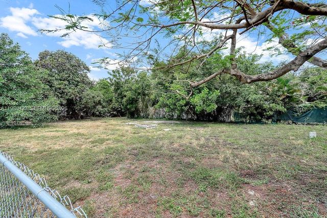 2415 Pierce St -, Hollywood, FL 33020