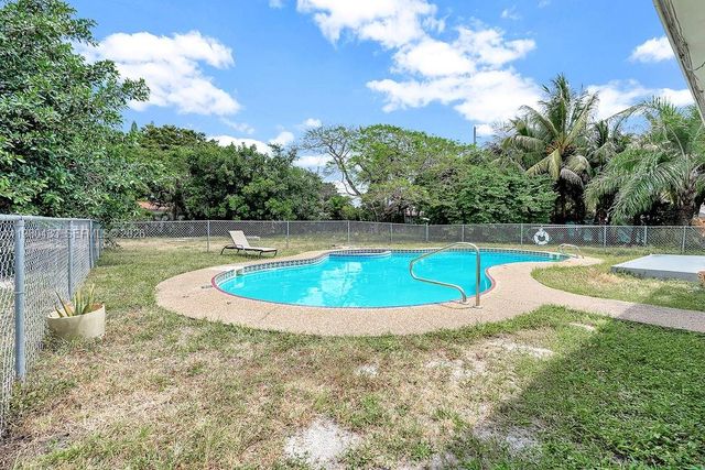 2415 Pierce St -, Hollywood, FL 33020