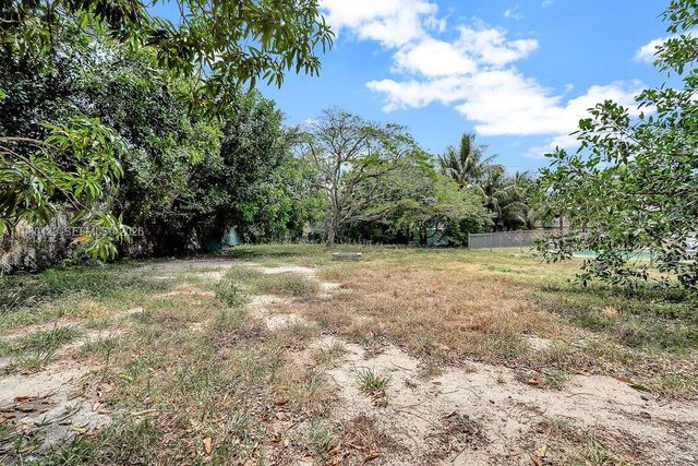 2415 Pierce St -, Hollywood, FL 33020