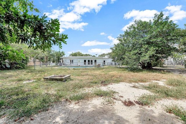 2415 Pierce St -, Hollywood, FL 33020