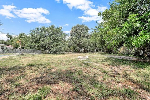 2415 Pierce St -, Hollywood, FL 33020