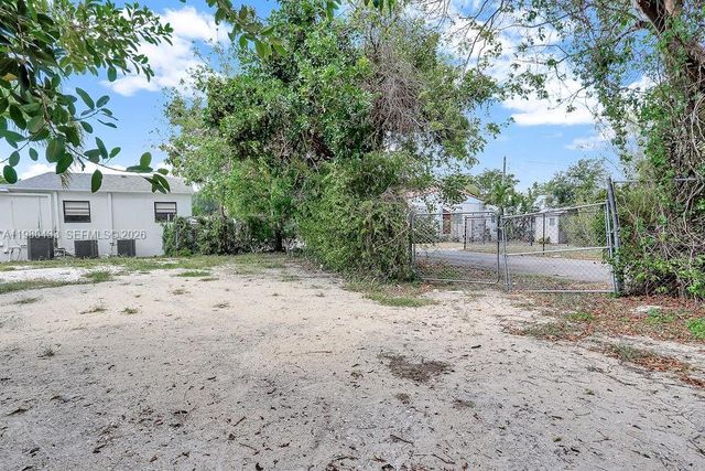 2415 Pierce St -, Hollywood, FL 33020