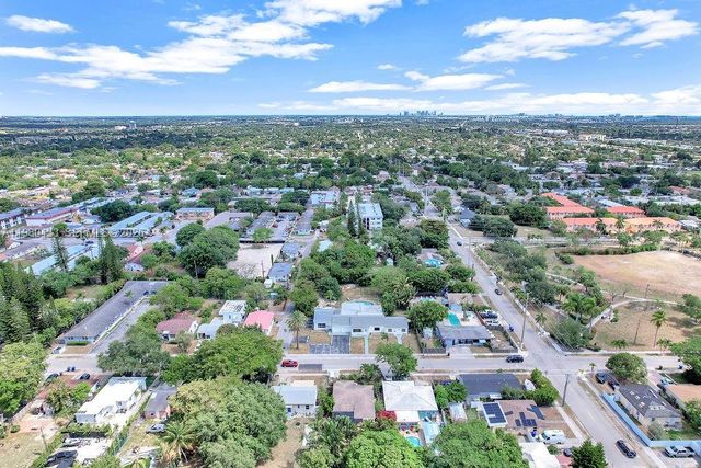 2415 Pierce St -, Hollywood, FL 33020