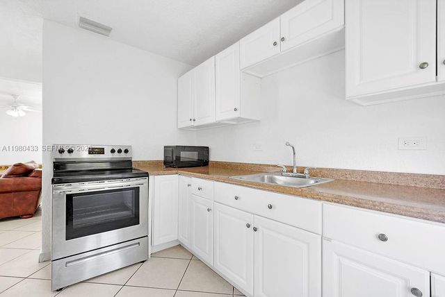 2415 Pierce St -, Hollywood, FL 33020