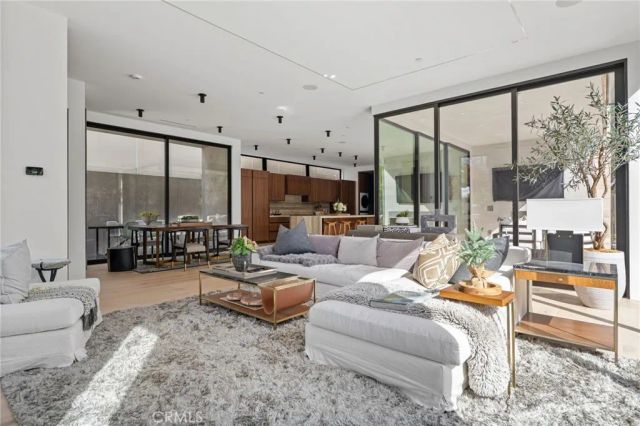 400 Heliotrope, Corona Del Mar, CA 92625