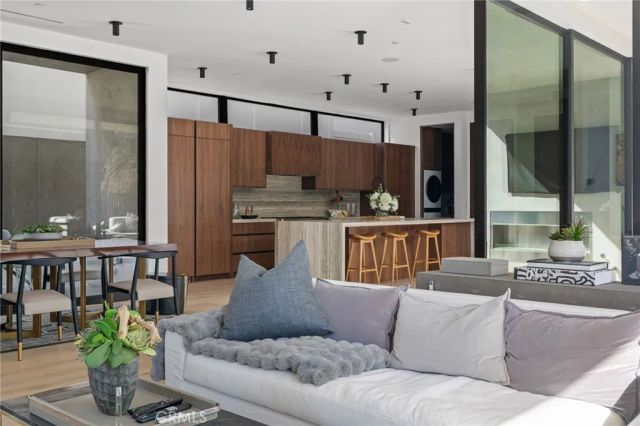 400 Heliotrope, Corona Del Mar, CA 92625
