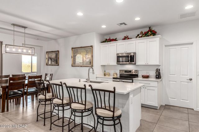 829 N Broken Hills Drive, Green Valley, AZ 85614