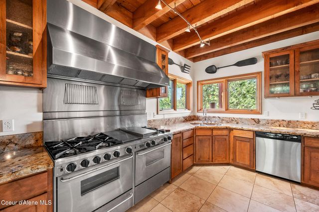 8899 Coeur d'Alene Dr, Spirit Lake, ID 83869