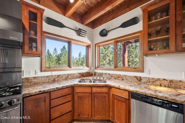 8899 Coeur d'Alene Dr, Spirit Lake, ID 83869