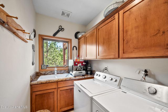 8899 Coeur d'Alene Dr, Spirit Lake, ID 83869