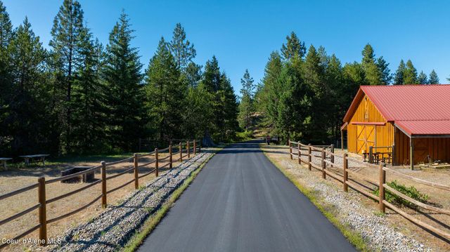 8899 Coeur d'Alene Dr, Spirit Lake, ID 83869