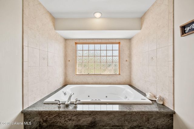 8899 Coeur d'Alene Dr, Spirit Lake, ID 83869