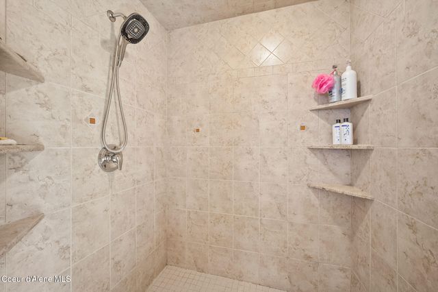 8899 Coeur d'Alene Dr, Spirit Lake, ID 83869