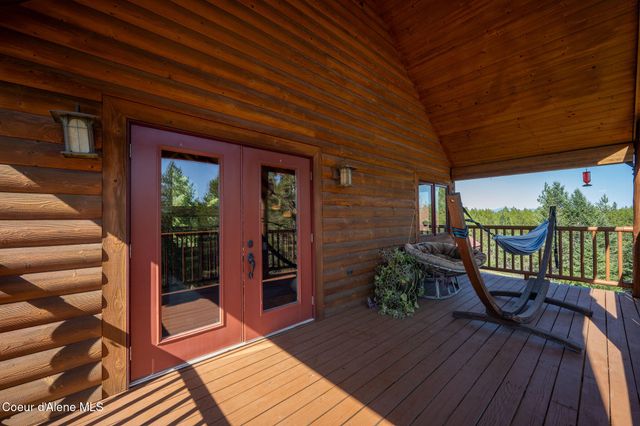 8899 Coeur d'Alene Dr, Spirit Lake, ID 83869