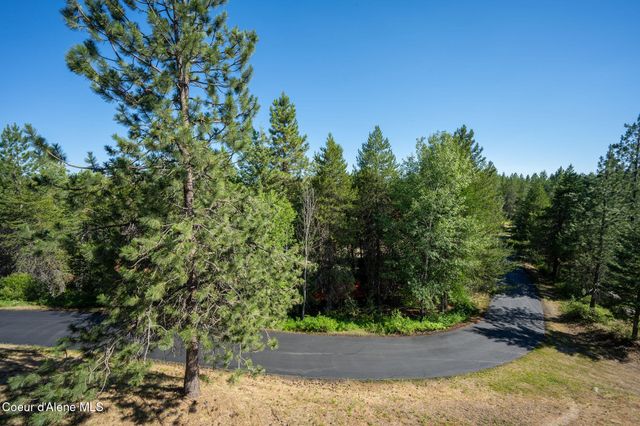 8899 Coeur d'Alene Dr, Spirit Lake, ID 83869