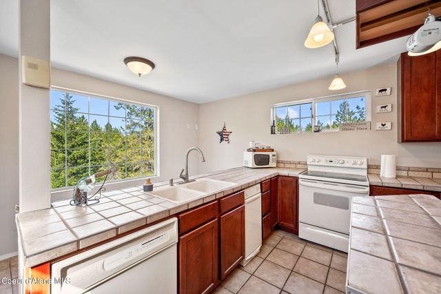 8899 Coeur d'Alene Dr, Spirit Lake, ID 83869