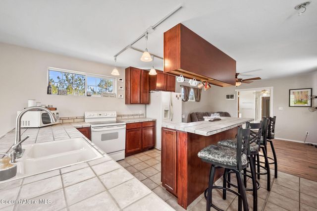 8899 Coeur d'Alene Dr, Spirit Lake, ID 83869