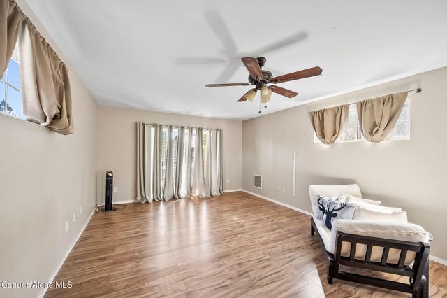 8899 Coeur d'Alene Dr, Spirit Lake, ID 83869