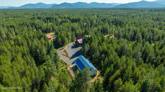 8899 Coeur d'Alene Dr, Spirit Lake, ID 83869