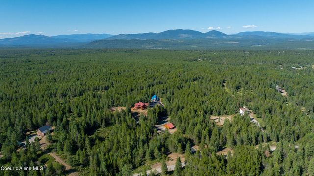 8899 Coeur d'Alene Dr, Spirit Lake, ID 83869