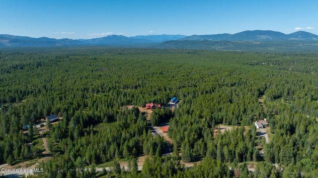 8899 Coeur d'Alene Dr, Spirit Lake, ID 83869