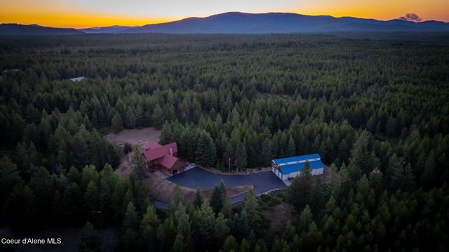 8899 Coeur d'Alene Dr, Spirit Lake, ID 83869