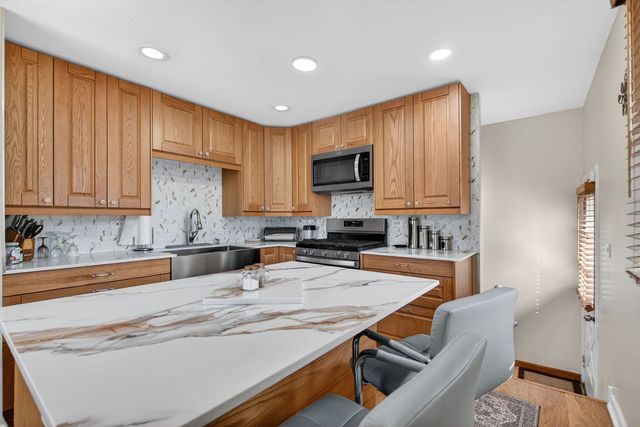 16827 GLEN OAKS Drive, Country Club Hills, IL 60478