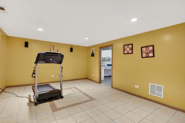 16827 GLEN OAKS Drive, Country Club Hills, IL 60478