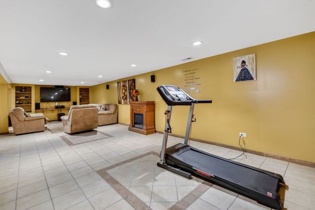 16827 GLEN OAKS Drive, Country Club Hills, IL 60478