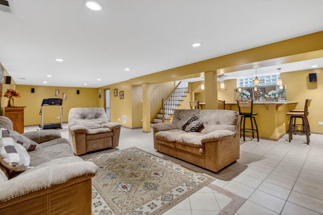 16827 GLEN OAKS Drive, Country Club Hills, IL 60478