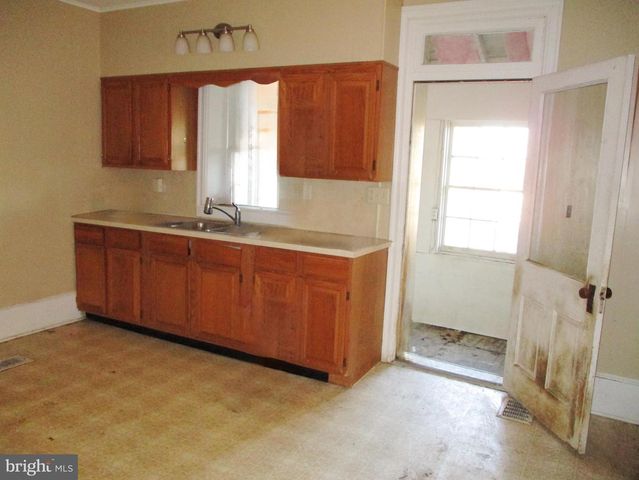 19 N QUEEN ST, Shippensburg, PA 17257