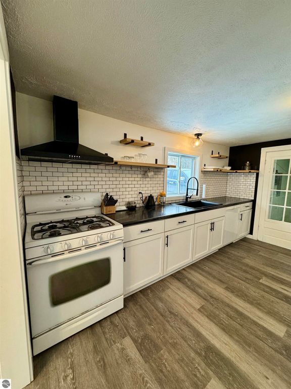 Image 6 of property listing at 2024 Apple Hill Road, Traverse City, MI 49686