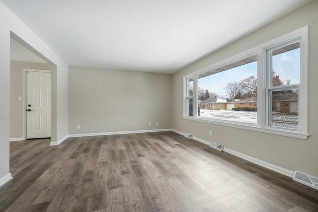 1201 W BREWSTER STREET, Appleton, WI 54914