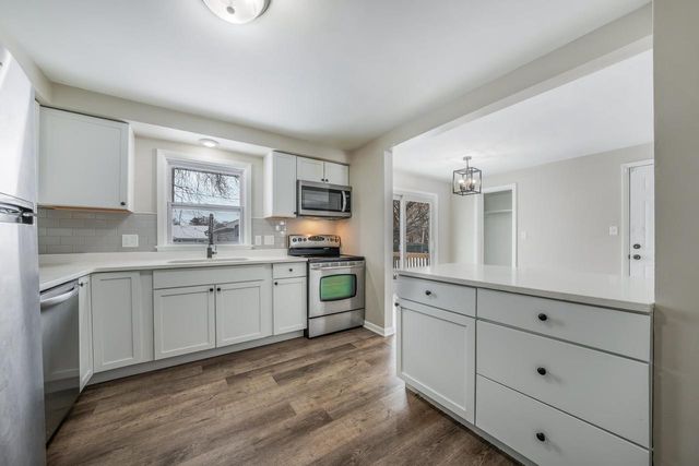 1201 W BREWSTER STREET, Appleton, WI 54914