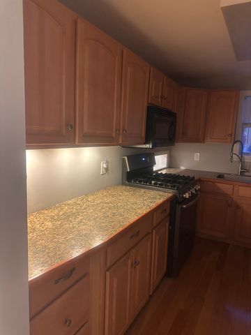 16 Kennedy Dr 16, Chelmsford, MA 01863