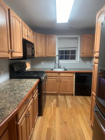 16 Kennedy Dr 16, Chelmsford, MA 01863