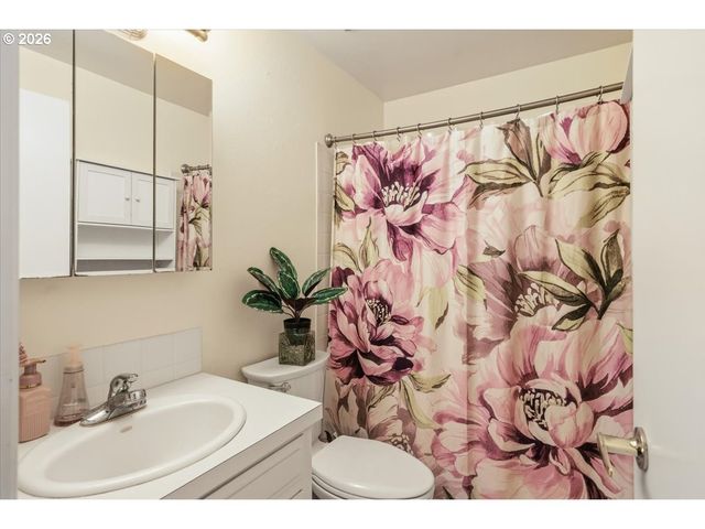 806 Ne NIGHTINGALE Ct, Keizer, OR 97303