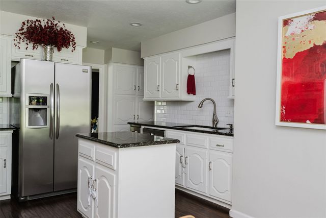 3257 Brookhaven Club Drive, Farmers Branch, TX 75234