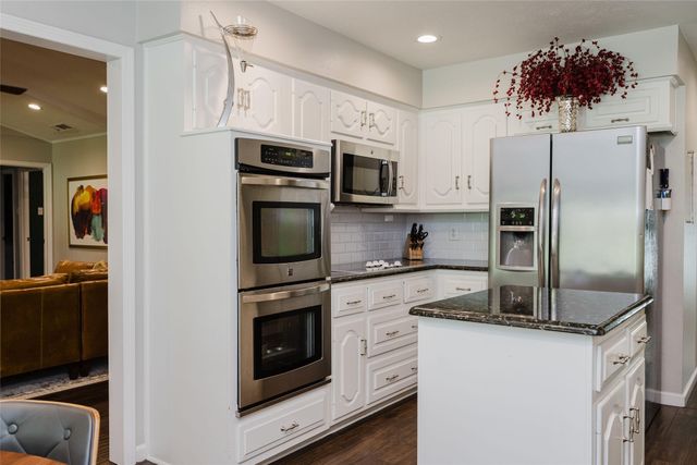 3257 Brookhaven Club Drive, Farmers Branch, TX 75234