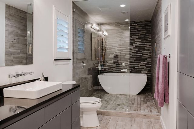 3257 Brookhaven Club Drive, Farmers Branch, TX 75234