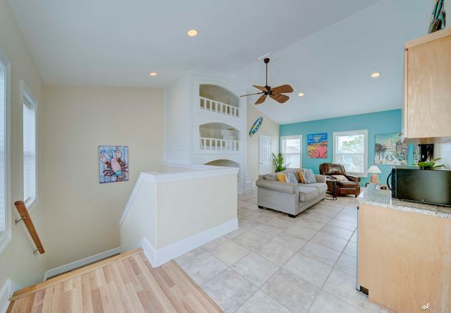 7428 Thomas Drive, Panama City Beach, FL 32408